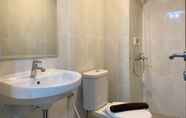 Toilet Kamar 5 Simply and Homey 2BR at Serpong Garden Apartment By Travelio