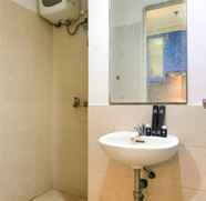 Toilet Kamar 3 Cozy 1BR Apartment at Green Central City Glodok By Travelio