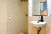 Toilet Kamar Cozy 1BR Apartment at Green Central City Glodok By Travelio