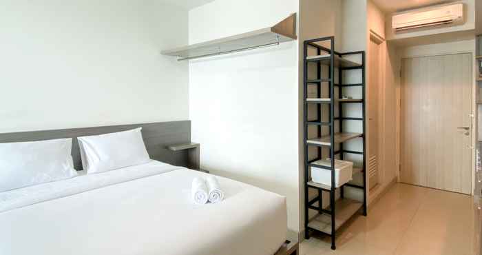 Kamar Tidur Enjoy Living Studio Room Apartment at High Floor Grand Kamala Lagoon By Travelio