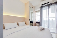 Bedroom Simply and Well Furnished Studio at Serpong Garden Apartment By Travelio