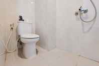 Toilet Kamar Simply and Well Furnished Studio at Serpong Garden Apartment By Travelio