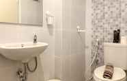 Toilet Kamar 4 Nice Studio Room Apartment at Tokyo Riverside PIK 2 By Travelio