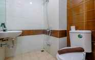 In-room Bathroom 4 Comfy Studio at Margonda Residence 3 Apartment By Travelio