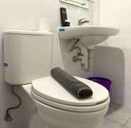 Toilet Kamar 2 Relaxing Studio Apartment at Patraland Urbano By Travelio