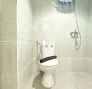 In-room Bathroom 2 Tidy and Pleasurable Studio at Vasanta Innopark Apartment By Travelio