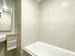 Toilet Kamar 4 Simple and Cozy Big Studio Vasanta Innopark Apartment By Travelio