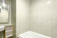 In-room Bathroom Simple and Cozy Big Studio Vasanta Innopark Apartment By Travelio