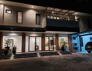 Bangunan 2 Atap Biru Residence