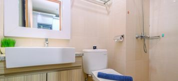 In-room Bathroom 5 Fully Furnished with Luxury Design Studio Apartment at The Oasis By Travelio