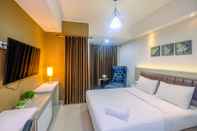 ห้องนอน Fully Furnished with Luxury Design Studio Apartment at The Oasis By Travelio