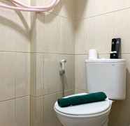 Toilet Kamar 4 Compact and Homey Studio Apartment Osaka Riverview PIK 2 By Travelio