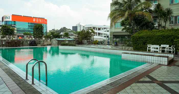 Swimming Pool Luxury Studio Semanggi Apartment By Travelio