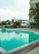 SWIMMING_POOL Luxury Studio Semanggi Apartment By Travelio