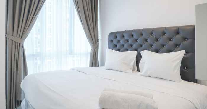 Kamar Tidur Well Designed and Strategic Studio Apartment at Capitol Park Residence By Travelio