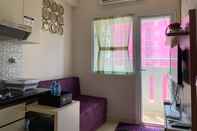 อื่นๆ Comfortable and Modern Look 2BR Green Pramuka City Apartment By Travelio