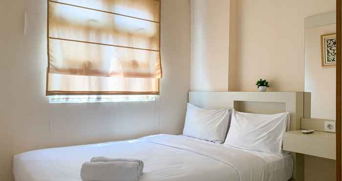 Kamar Tidur Comfortable and Modern Look 2BR Green Pramuka City Apartment By Travelio