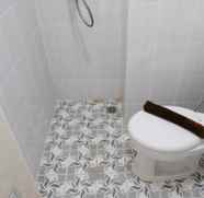 In-room Bathroom 5 Cozy and Homey Living 2BR Apartment at Puncak CBD By Travelio