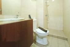 In-room Bathroom Comfortable and Nice Studio at Vida View Makassar By Travelio