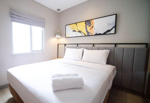 침실 Beautiful and Minimalist 1BR with Extra Room at Pavilion Permata Apartment By Travelio