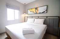 Bilik Tidur Beautiful and Minimalist 1BR with Extra Room at Pavilion Permata Apartment By Travelio