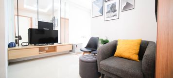 로비 3 Beautiful and Minimalist 1BR with Extra Room at Pavilion Permata Apartment By Travelio