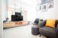 ล็อบบี้ Beautiful and Minimalist 1BR with Extra Room at Pavilion Permata Apartment By Travelio