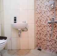 Toilet Kamar 4 Beautiful and Minimalist 1BR with Extra Room at Pavilion Permata Apartment By Travelio