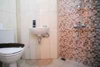 Toilet Kamar Beautiful and Minimalist 1BR with Extra Room at Pavilion Permata Apartment By Travelio