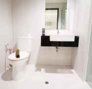 Toilet Kamar 2 Comfy and Best Location 1BR at Praxis Apartment By Travelio