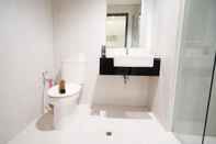 Toilet Kamar Comfy and Best Location 1BR at Praxis Apartment By Travelio