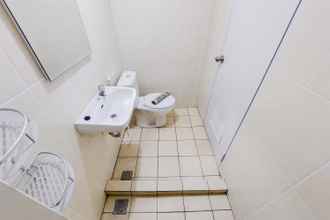 Toilet Kamar 4 Modern Look Studio at M-Town Residence Apartment near SMS Mall By Travelio