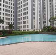 Kolam Renang 4 Modern Look Studio at M-Town Residence Apartment near SMS Mall By Travelio