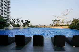 Swimming Pool 4 Full Furnished with Modern Design 1BR Apartment at West Vista By Travelio