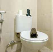 Toilet Kamar 2 Enjoy Living and Homey Studio Osaka Riverview PIK 2 Apartment By Travelio