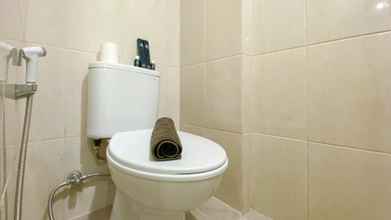 In-room Bathroom 4 Enjoy Living and Homey Studio Osaka Riverview PIK 2 Apartment By Travelio