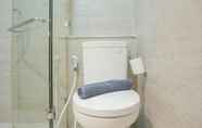 Toilet Kamar 6 Cozy and Exclusive 1BR at Gold Coast Apartment By Travelio