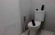 Toilet Kamar 5 Homey 1BR at Gateway Ahmad Yani Cicadas Apartment By Travelio