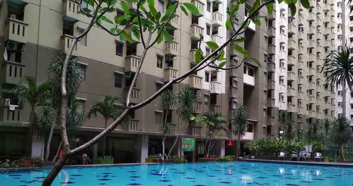 Kolam Renang Homey 1BR at Gateway Ahmad Yani Cicadas Apartment By Travelio