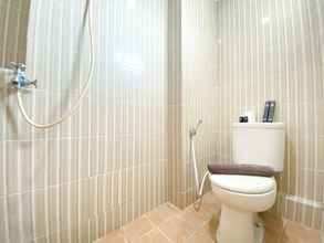 Toilet Kamar 4 Spacious 2BR Apartment at Cinere Resort By Travelio