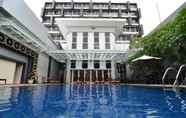 Swimming Pool 2 Howard Johnson by Wyndham Pekalongan