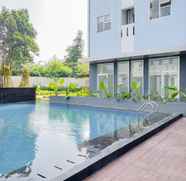 Swimming Pool 5 Nice and Fancy Studio at Urbantown Serpong Apartment By Travelio