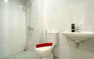 In-room Bathroom 4 Enjoy Living Studio Apartment at Patraland Urbano By Travelio