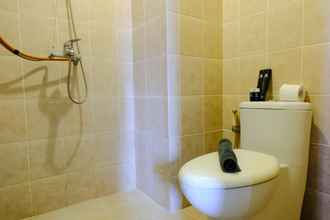 In-room Bathroom 4 Simply Homey 2BR Apartment at 11st Floor Pinewood By Travelio