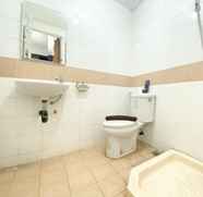 ห้องน้ำภายในห้อง 2 Comfort Designed 2BR Apartment at Metropark Condominium Jababeka By Travelio