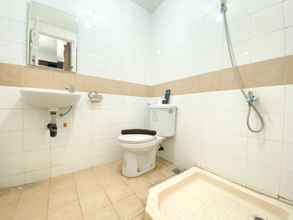 Toilet Kamar 4 Comfort Designed 2BR Apartment at Metropark Condominium Jababeka By Travelio