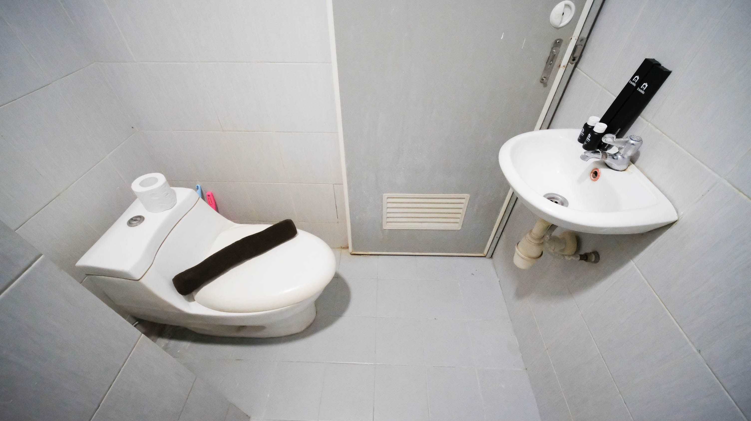 Toilet Kamar Homey Studio at Dian Regency Apartment By Travelio