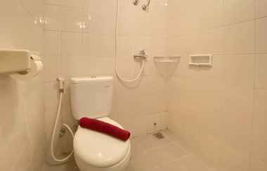 Toilet Kamar 2 Homey and Best Studio at Signature Park Grande Apartment By Travelio