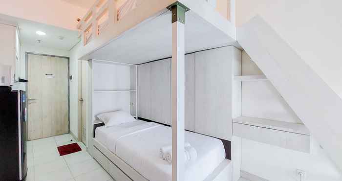 Kamar Tidur Warm and Simply Look Studio Apartment at Akasa Pure Living BSD By Travelio