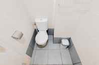 Toilet Kamar Warm and Simply Look Studio Apartment at Akasa Pure Living BSD By Travelio